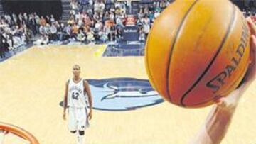 <b>MANOS ARRIBA. </b>Sobre el aro de los Lakers planea Gasol. Abajo, la mano de Bryant desequilibra a Pau.