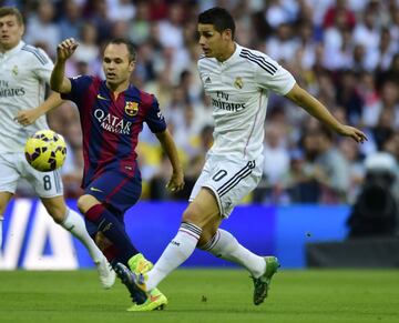 James e Iniesta en el primer clásico del colombiano.