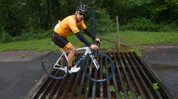 Óscar Freire, ciclista cántabro, subió con AS el puerto donde acabará la 17ª etapa. Varias rampas rebasan el 20%.

 