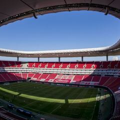 Periodistas califican como irresponsable decisión de abrir el Estadio Akron