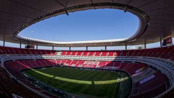 Periodistas califican como irresponsable decisión de abrir el Estadio Akron
