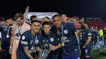 Villa gana la Copa y rinde homenaje a Russo: “Siempre me dio consejos”