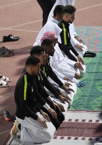 Los jugadores del equipo nacional de fútbol de Qatar realizan una oración antes de su  última sesión de entrenamiento antes del partido final de la Copa Asiática contra Japón 