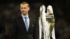 Alexander Ceferin posa con el trofeo de la Champions League de 2021.