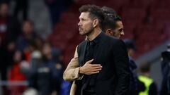 MADRID, 26/10/2022.- El técnico argentino del Atlético de Madrid, Diego Pablo Simeone y el jugador rojiblanco, Koke, a la finalización del encuentro correspondiente a la fase de grupos de la Liga de Campeones que han disputado hoy miércoles frente al Bayer Leverkusen en el estadio Metropolitano, en Madrid. EFE/ Juanjo Martín.
