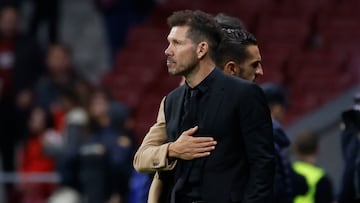 MADRID, 26/10/2022.- El técnico argentino del Atlético de Madrid, Diego Pablo Simeone y el jugador rojiblanco, Koke, a la finalización del encuentro correspondiente a la fase de grupos de la Liga de Campeones que han disputado hoy miércoles frente al Bayer Leverkusen en el estadio Metropolitano, en Madrid. EFE/ Juanjo Martín.