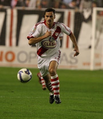 Jug¨® con el Rayo Vallecano desde 2008 hasta 2010. Visti¨® la camiseta del Real Madrid entre 1997 y 2000.