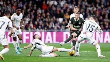 Carvajal tapona un disparo de Dovbyk, delantero ucraniano del Girona, en el encuentro que jugaron en febrero de 2024.