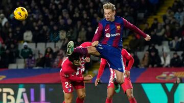 Barcelona's Dutch midfielder #21 Frenkie de Jong hits Atletico Madrid's Spanish defender #22 Mario Hermoso's head during the Spanish league football match between FC Barcelona and Club Atletico de Madrid at the Estadi Olimpic Lluis Companys in Barcelona on December 3, 2023. (Photo by Pau BARRENA / AFP)