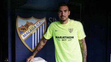 Roberto Jiménez posa para As delante del escudo del Málaga.