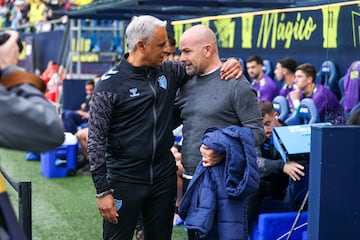 Paco López y Pellicer saludándose antes de que se iniciara el encuentro de hoy entre el Cádiz CF y el Málaga CF.