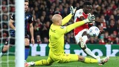 London (United Kingdom), 08/11/2023.- Bukayo Saka (R) of Arsenal scores the team's second goal against goalkepeer Marko Dmitrovic (C) of Sevilla during the UEFA Champions League Group B match between Arsenal vs Sevilla FC in London, Britain, 08 November 2023. (Liga de Campeones, Reino Unido, Londres) EFE/EPA/ISABEL INFANTES
