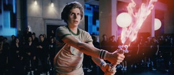 Scott Pilgrim, interpretado por Michael Cera, se enfrenta a Gideon, el mayor ex de Ramona Flowers