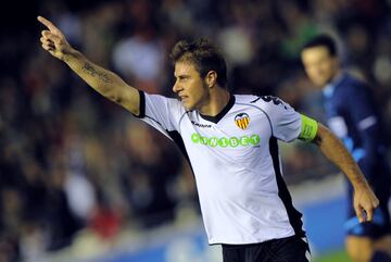 245 partidos con el Betis y 158 con el Valencia. Esta es su novena temporada en el Betis y lleva marcados 38 goles. Ganó la Copa del Rey en 2004-05. Con el Valencia disputó cinco temporadas. Marcó 18 goles y levantó la Copa del Rey 2007-08.