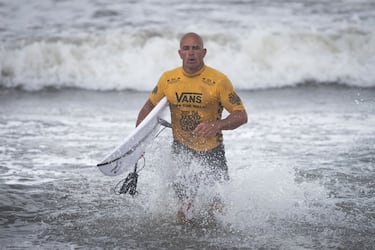 El 11 veces campeón del mundo de surf, conocido antivacunas, se manifestó en las últimas horas debido al revuelo causado por el caso de Novak Djokovic. El surfista, que también tendría que viajar a Australia para disputar el Championship Tour de la WSL, comentó en el New York Times su postura. “Si estáis vacunados, ¿por qué os preocupa el status de otro? A menos que, claro, la vacuna no os proteja”, mencionaba