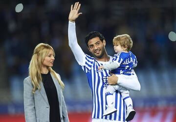 SAN SEBASTIAN, SPAIN - DECEMBER 20: Carlos Vela of Real Sociedad is honored by the fans on his last match as player of Real Sociedad during the La Liga match between Real Sociedad and Sevilla at on December 20, 2017 in San Sebastian, . (Photo by Juan Manuel Serrano Arce/Getty Images)