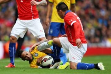 Gary Medel comete infracción a Neymar.