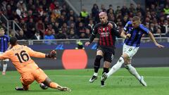 Milano (Italy), 10/05/2023.- AC Milan's goalkeeper Mike Maignan (L) makes a save against Inter Milan's Edin Dzeko (R) during the UEFA Champions League semi-final first leg soccer match between AC Milan and FC Inter, in Milan, Italy, 10 May 2023. (Liga de Campeones, Italia) EFE/EPA/MATTEO BAZZI
