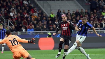 Milano (Italy), 10/05/2023.- AC Milan's goalkeeper Mike Maignan (L) makes a save against Inter Milan's Edin Dzeko (R) during the UEFA Champions League semi-final first leg soccer match between AC Milan and FC Inter, in Milan, Italy, 10 May 2023. (Liga de Campeones, Italia) EFE/EPA/MATTEO BAZZI
