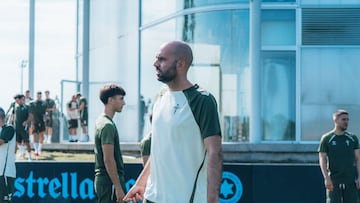 Claudio Giráldez, entrenador del Celta, durante una sesión de trabajo de la pretemporada 2025-2026 en la ciudad deportiva Afouteza.