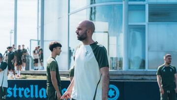 Claudio Giráldez, entrenador del Celta, durante una sesión de trabajo de la pretemporada 2025-2026 en la ciudad deportiva Afouteza.
