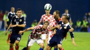 Strinic intenta sacar el bal&oacute;n jugado ante el acoso de Snodgrass y Griffiths durante el partido disputado hoy en Zagreb.