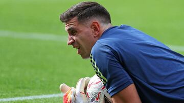 Arsenal&#039;s Argentinian goalkeeper Emiliano Martinez warms up ahead of the English FA Cup final football match between Arsenal and Chelsea at Wembley Stadium in London, on August 1, 2020. (Photo by Catherine Ivill / POOL / AFP) / NOT FOR MARKETING OR ADVERTISING USE / RESTRICTED TO EDITORIAL USE