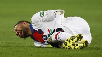 Soccer Football - French Cup - Round of 64 - Caen v Paris St Germain - Stade Michel d&#039;Ornano, Caen, France - February 10, 2021 Paris St Germain&#039;s Neymar reacts after sustaining an injury REUTERS/Stephane Mahe