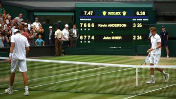 Kevin Anderson y John Isner, al t&eacute;rmino de su partido de semifinales de Wimbledon, que se decidi&oacute; en el quinto set por 26-24 y se fue a las 6 horas y 36 minutos de duraci&oacute;n.