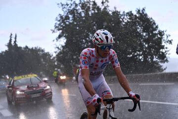 Benoit Cosnefroy bajo la lluvia durante la subida al Col du Pilon. 