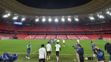 El PSG entrenó ayer en San Mamés.