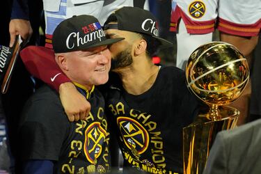 Abrazo entre Michael Malone, entrenador de los Denver Nuggets, Jamal Murray.
