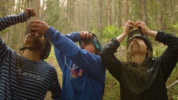 Las pilotos de MTB Avra Saslow, Clare Hamilton y Delilah Cupp comiendo tierra en el bosque. 