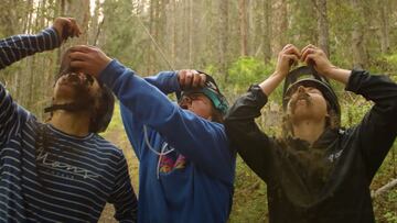 Las pilotos de MTB Avra Saslow, Clare Hamilton y Delilah Cupp comiendo tierra en el bosque.
