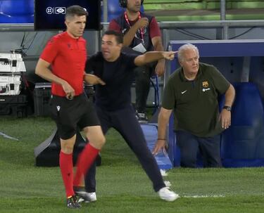 Xavi, al cuarto ¨¢rbitro tras ser expulsado: ¡°Es una verg¨¹enza¡±