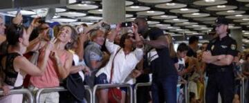 El colombiano Jackson Martínez, delantero del Atlético de Madrid, se fotografía con aficionados a su llegada esta tarde al aeropuerto Adolfo Suárez-Barajas de Madrid. Martínez ha sido traspasado desde el Porto a cambio de la cantidad de su cláusula de rescisión, 35 millones de euros.