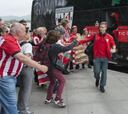 La afición bilbaína arropa a la plantilla en su salida a Minsk