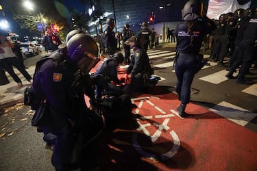 Manifestación en los alrededores del Roig Arena en favor de Palestina. Valencia y Hapoel Tel Aviv juegan el partido de la Eurolegaue de basket a puerta cerrada.