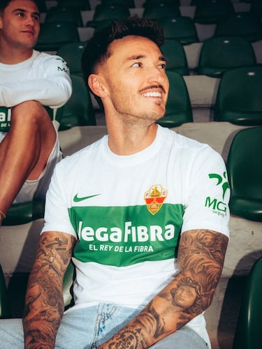 The shirt is inspired by the 1991–92 season, a special chapter in the club’s history that marked a significant sporting period. That year is remembered for the 4–1 victory over Hércules and qualification for the promotion playoffs after finishing fourth, as well as the standout roles of players such as Boria, Búfalo Crespín, Jesús de Huerta, Murúa, and Puche, with Miguel in goal and Bertomeu Llompart on the bench.

The design brings back hallmark elements of the era, such as the higher, narrower stripe and the crest featuring the “F.C.” designation, reinterpreted with a modern touch to honor the club’s roots.