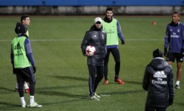 James entrena y comparte al lado de sus compañeros del Real Madrid en Yokohama.