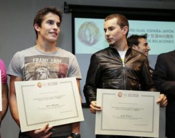 Márquez junto a Lorenzo recibiendo el diploma tras su nombramiento.