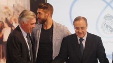 Saludo frío. Florentino ni mira a Ancelotti al saludarle durante el acto de ayer de Microsoft.