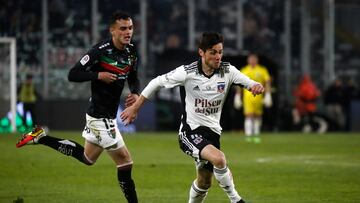 Futbol, Colo Colo vs Palestino.
Fecha 22, campeonato Nacional 2022.
El jugador de Colo Colo Marco Rojas, derecha, juega el balon contra Palestino durante el partido por la primera division disputado en el estadio Monumental.
Santiago, Chile.
14/08/2022
Jonnathan Oyarzun/Photosport

Football, Colo Colo vs Palestino.
22th date, 2022 National Championship.
Colo Colo’s player Marco Rojas, right, play the ball against Palestino during the first division match held at Monumental stadium.
Santiago, Chile.
08/14/2022
Jonnathan Oyarzun/Photosport