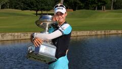 Nelly Korda posa con el trofeo de campeona del KPMG Women&#039;s PGA Championship en el Atlanta Athletic Club de Johns Creek, Georgia.