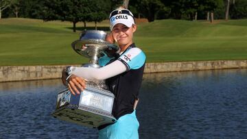 Nelly Korda posa con el trofeo de campeona del KPMG Women's PGA Championship en el Atlanta Athletic Club de Johns Creek, Georgia.