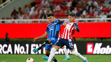 AME1107. GUADALAJARA (MÉXICO), 13/04/2022.- Cristian Calderón (d) de Chivas disputa el balón con Jesús Gallardo (i) de Monterrey hoy, durante un partido de la jornada 12 del torneo clausura 2022 de la liga de fútbol mexicano disputado en el Estadio Akron, en Guadalajara, Jalisco (México). EFE/ Francisco Guasco
