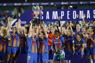 Las jugadoras del Barcelona celebran la Copa de la Reina. 