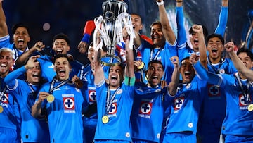 Jose Rivero lifts the Champion trophy with Cruz Azul players during the final leg match between Cruz Azul and Vancouver Whitecaps as part of the CONCACAF Champions Cup 2025, at Olimpico Universitario Stadium on June 01, 2025 in Mexico City, Mexico.