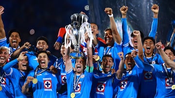 Jose Rivero lifts the Champion trophy with Cruz Azul players during the final leg match between Cruz Azul and Vancouver Whitecaps as part of the CONCACAF Champions Cup 2025, at Olimpico Universitario Stadium on June 01, 2025 in Mexico City, Mexico.