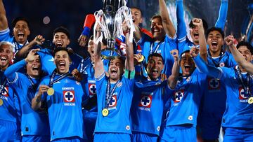 Jose Rivero lifts the Champion trophy with Cruz Azul players during the final leg match between Cruz Azul and Vancouver Whitecaps as part of the CONCACAF Champions Cup 2025, at Olimpico Universitario Stadium on June 01, 2025 in Mexico City, Mexico.